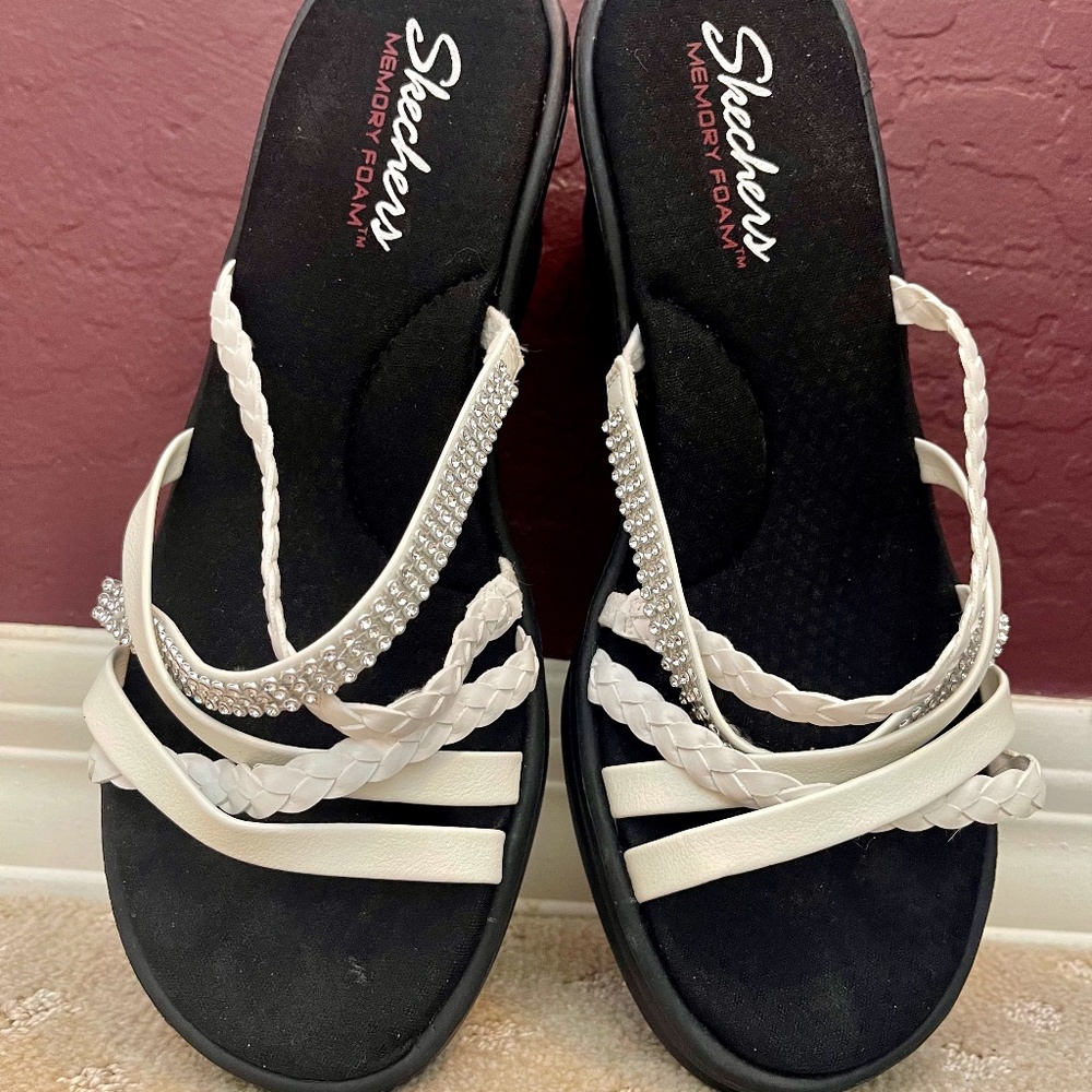 Sketcher's "Rumble On" Women's White Slip-On Sandals, Sz 9.